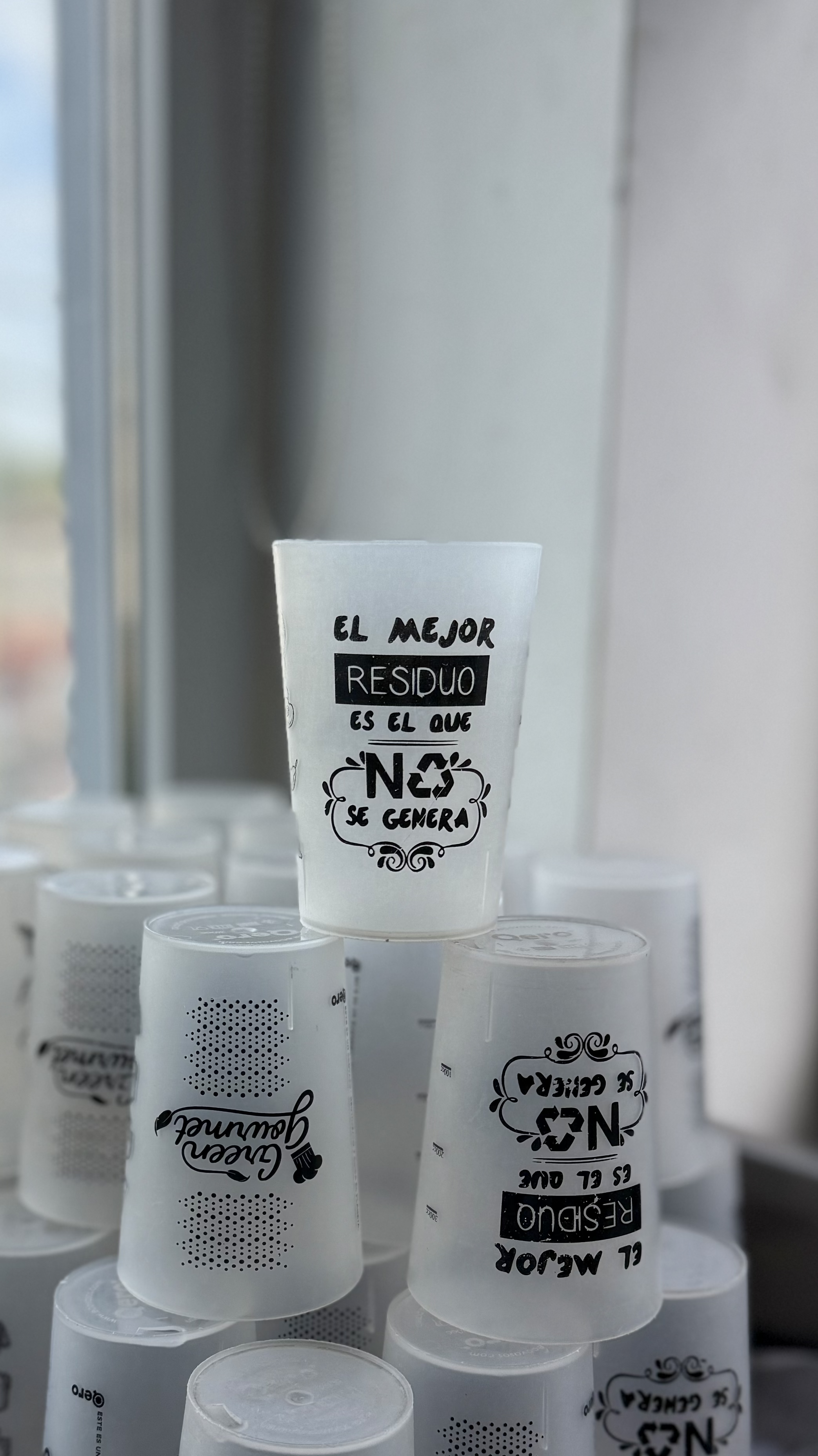 Ecovasos reutilizables utilizados en los comedores Green Gourmet